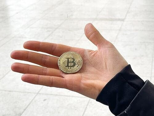 IS IT LEGAL TO ACCEPT CRYPTOCURRENCY AS PAYMENT IN THE UAE?